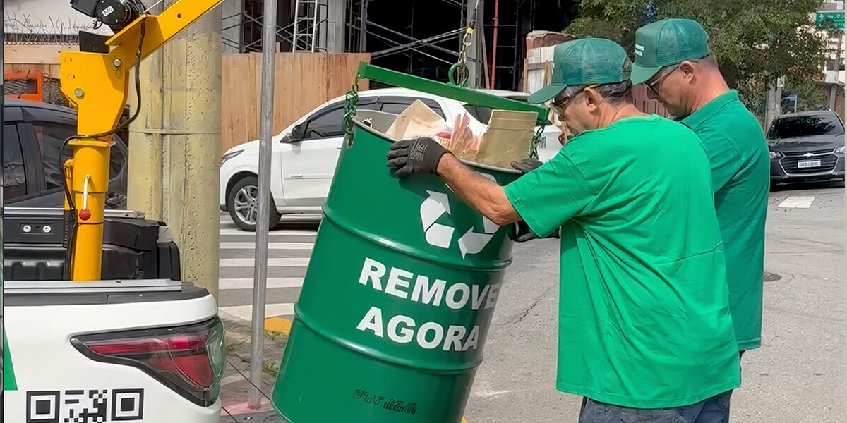 Equipe realizando remoção de entulhos com tambores