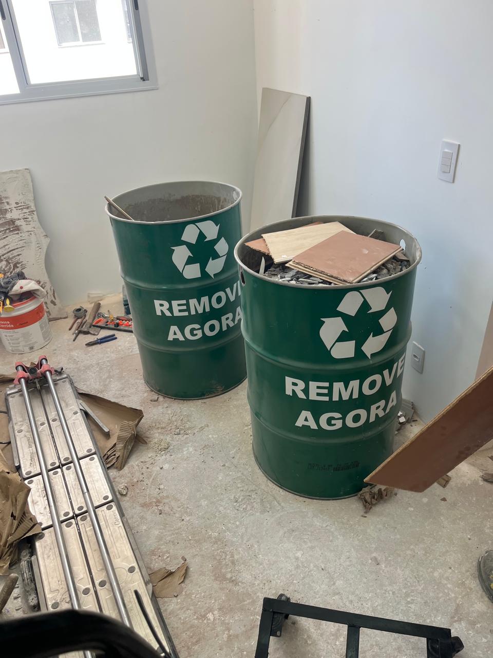 Equipe da Remove Agora realizando coleta de entulho